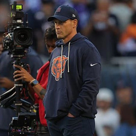 Chicago Bears 2025 Nike Sideline Pullover Hoodie in navy offering a blend of performance fabric and clean design.