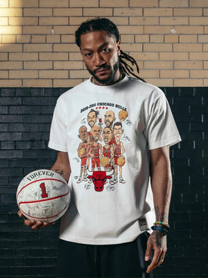 White Mitchell & Ness Derrick Rose 2010–11 Chicago Bulls t-shirt featuring caricature design