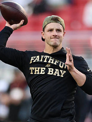 Black hoodie T-shirt recreated from the San Francisco 49ers 2025 Rivalries sideline look