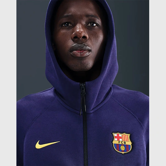 Men’s FC Barcelona Tech Windrunner fleece hoodie by Nike with signature soccer-inspired styling.