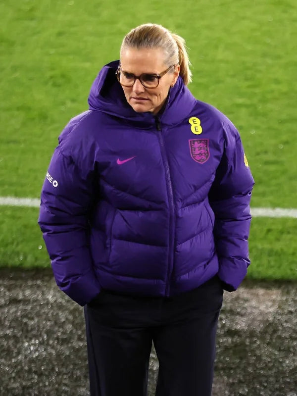Women’s purple hooded puffer jacket recreation from Nike x England Lionesses featuring modern fit and cold-weather protection